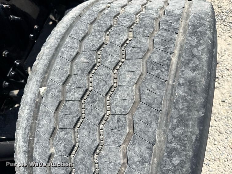 image for item DH8681 2017 Mack CXU613 semi truck