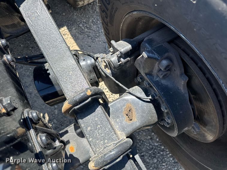 image for item DH8681 2017 Mack CXU613 semi truck