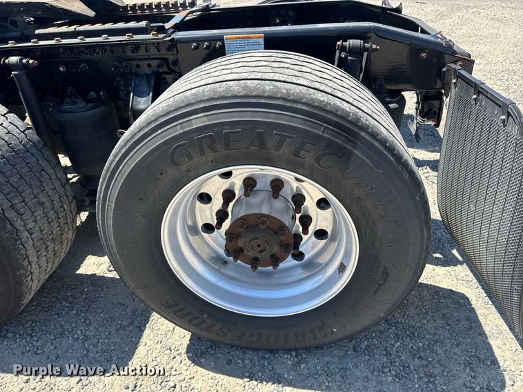 image for item DH8681 2017 Mack CXU613 semi truck