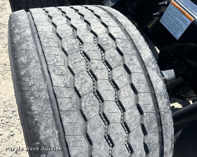 image for item DH8681 2017 Mack CXU613 semi truck