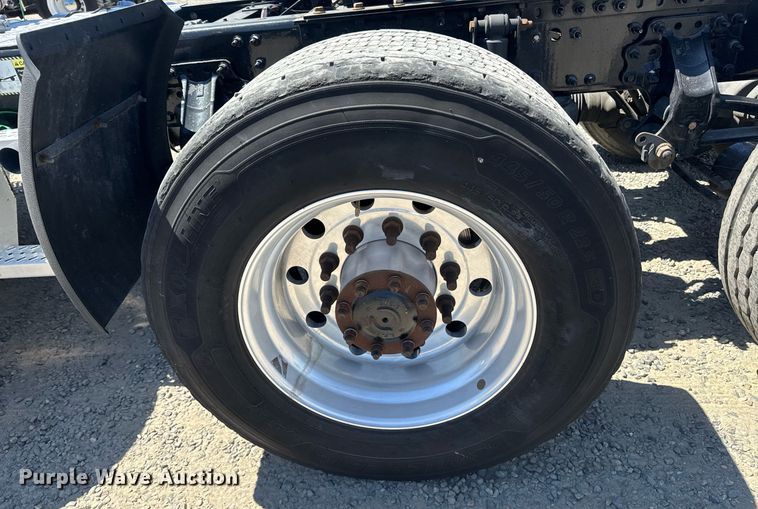 image for item DH8681 2017 Mack CXU613 semi truck