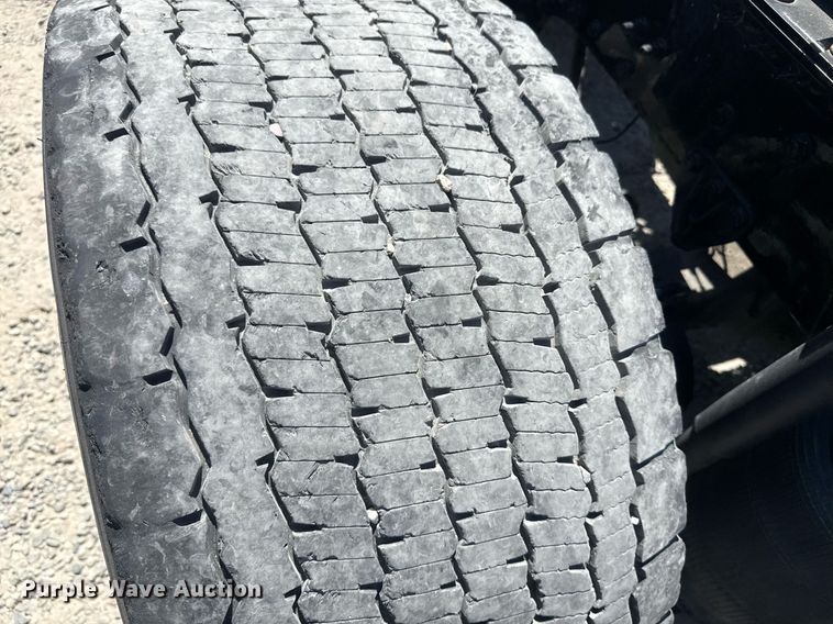 image for item DH8681 2017 Mack CXU613 semi truck