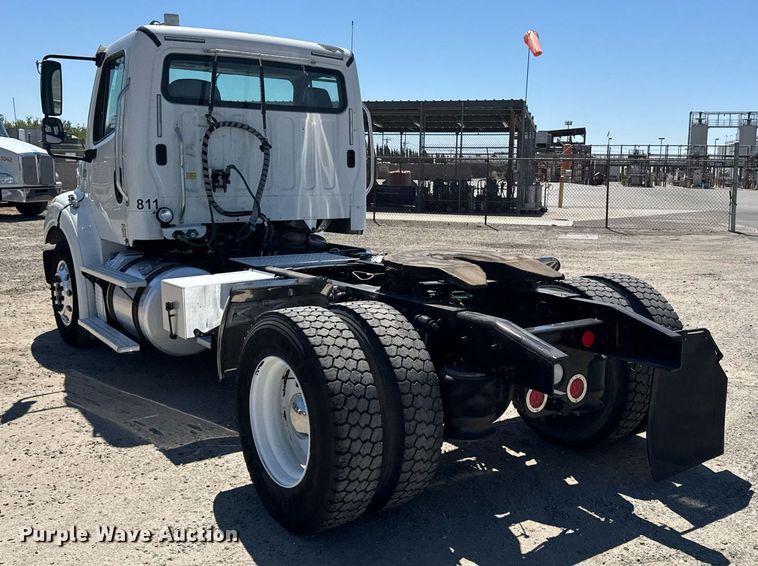 image for item DH8682 2013 Freightliner Business Class M2 semi truck