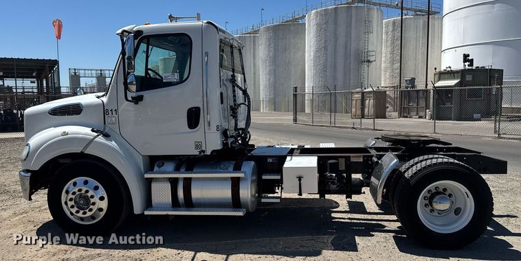 image for item DH8682 2013 Freightliner Business Class M2 semi truck