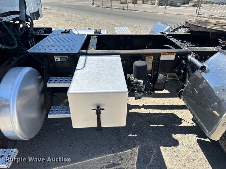 image for item DH8682 2013 Freightliner Business Class M2 semi truck