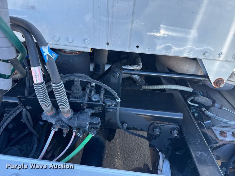 image for item DH8682 2013 Freightliner Business Class M2 semi truck