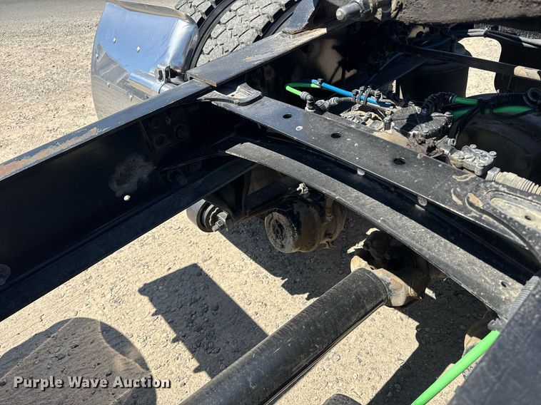 image for item DH8682 2013 Freightliner Business Class M2 semi truck