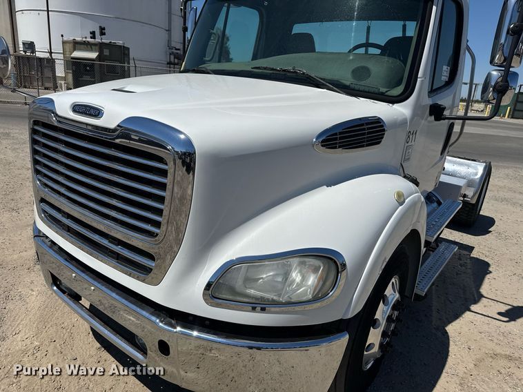 image for item DH8682 2013 Freightliner Business Class M2 semi truck