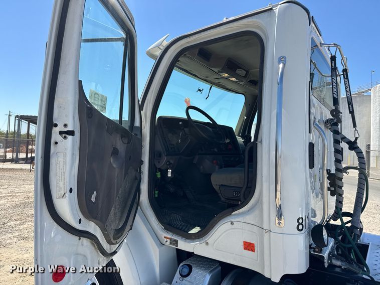 image for item DH8682 2013 Freightliner Business Class M2 semi truck