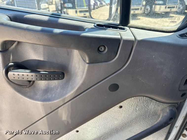 image for item DH8682 2013 Freightliner Business Class M2 semi truck