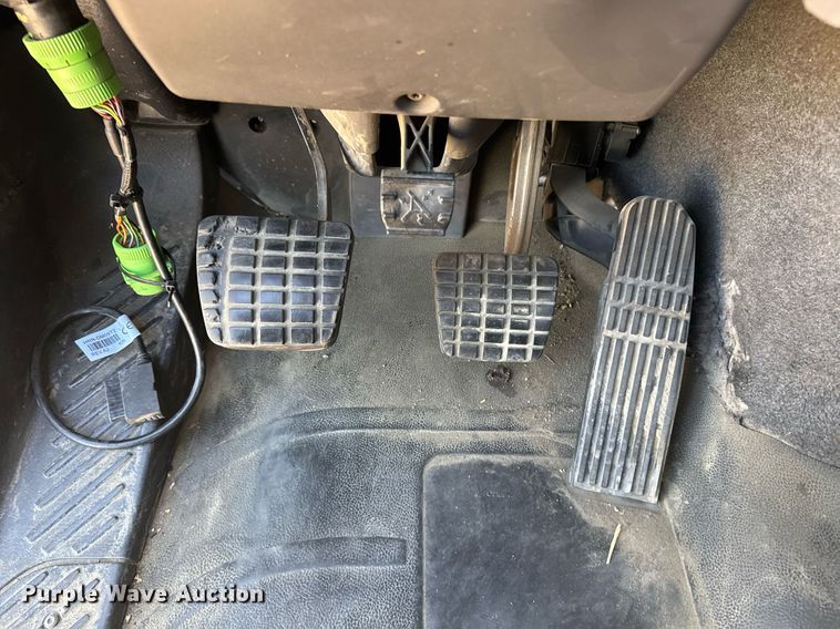 image for item DH8682 2013 Freightliner Business Class M2 semi truck