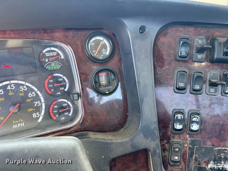 image for item DH8682 2013 Freightliner Business Class M2 semi truck