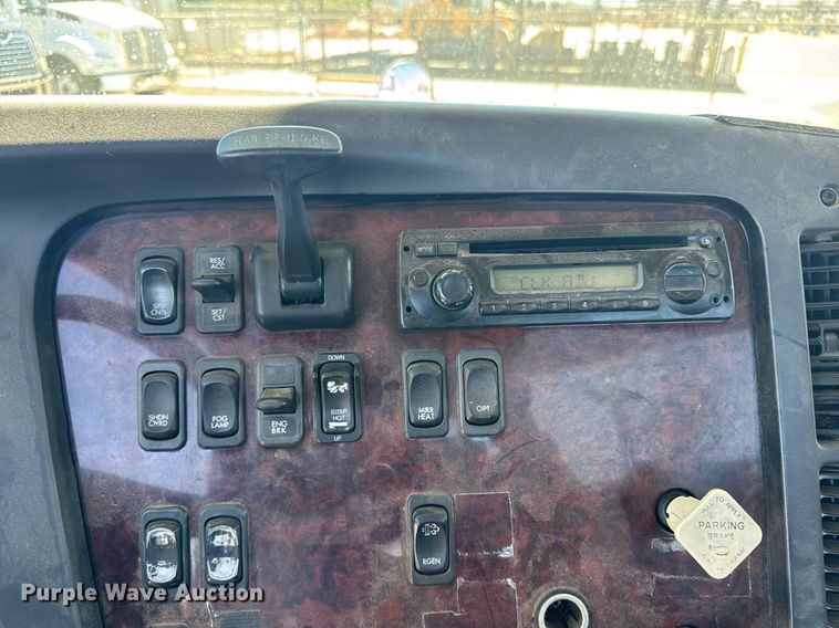 image for item DH8682 2013 Freightliner Business Class M2 semi truck