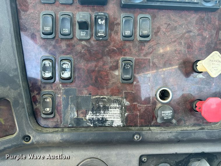 image for item DH8682 2013 Freightliner Business Class M2 semi truck