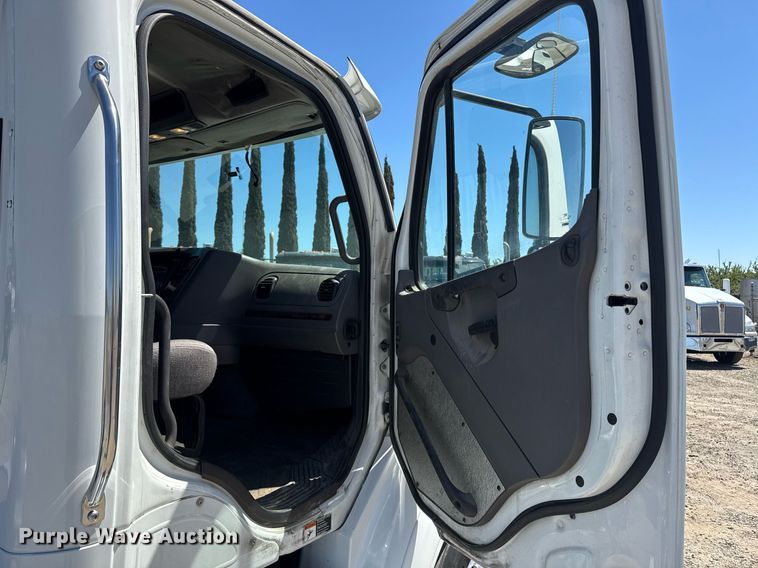 image for item DH8682 2013 Freightliner Business Class M2 semi truck