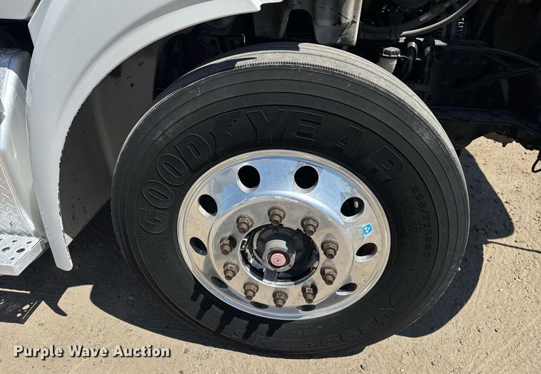 image for item DH8682 2013 Freightliner Business Class M2 semi truck