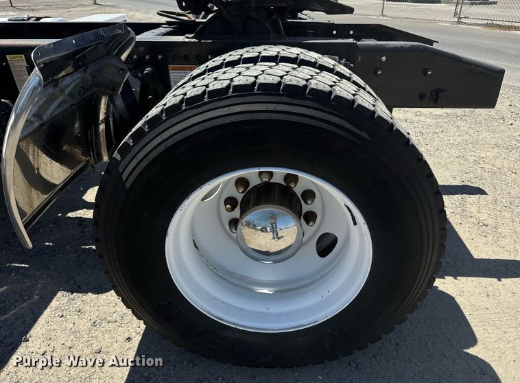 image for item DH8682 2013 Freightliner Business Class M2 semi truck