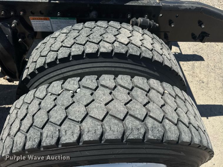 image for item DH8682 2013 Freightliner Business Class M2 semi truck