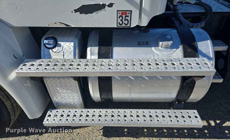 image for item DH8683 2013 Freightliner Business Class M2 semi truck