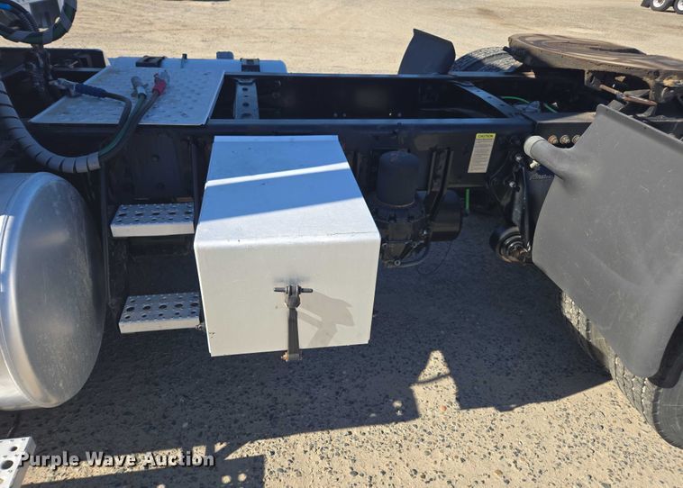 image for item DH8683 2013 Freightliner Business Class M2 semi truck