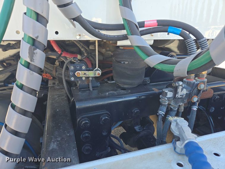 image for item DH8683 2013 Freightliner Business Class M2 semi truck