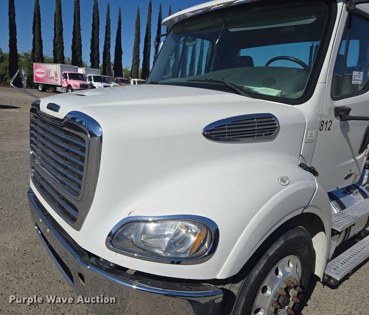 image for item DH8683 2013 Freightliner Business Class M2 semi truck