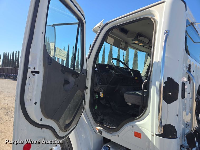 image for item DH8683 2013 Freightliner Business Class M2 semi truck