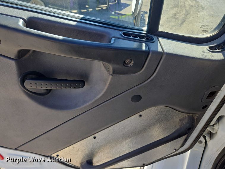 image for item DH8683 2013 Freightliner Business Class M2 semi truck