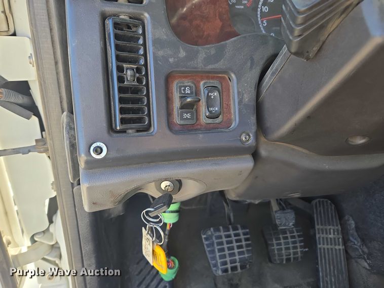 image for item DH8683 2013 Freightliner Business Class M2 semi truck