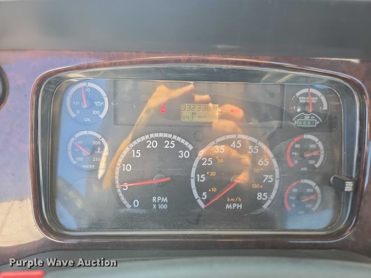 image for item DH8683 2013 Freightliner Business Class M2 semi truck