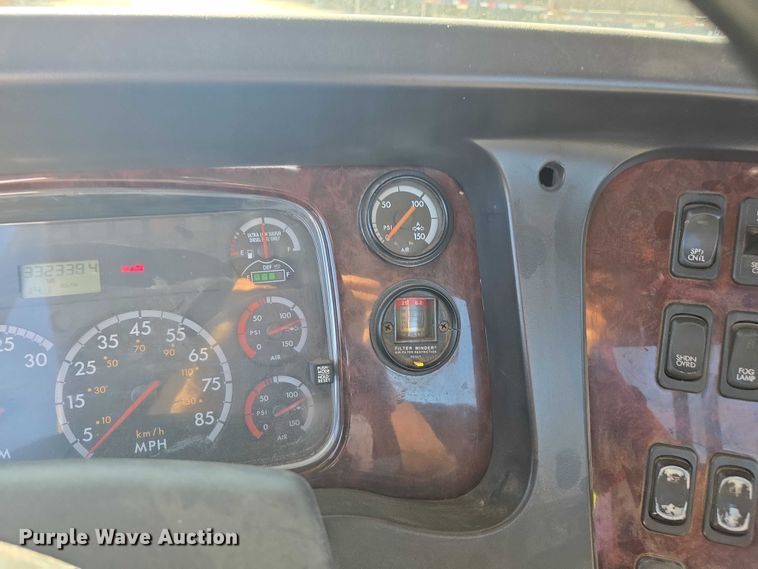 image for item DH8683 2013 Freightliner Business Class M2 semi truck