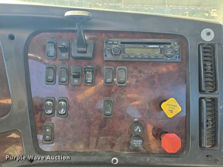 image for item DH8683 2013 Freightliner Business Class M2 semi truck