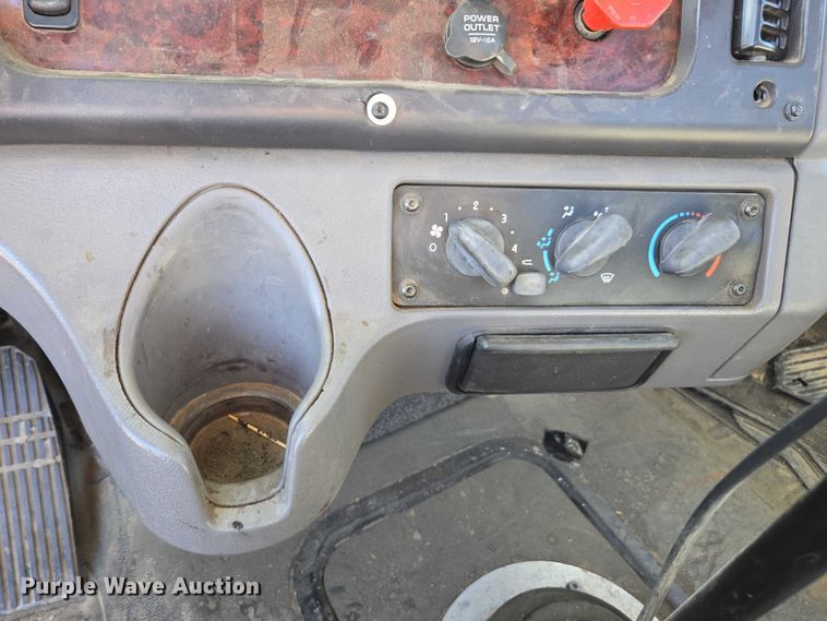 image for item DH8683 2013 Freightliner Business Class M2 semi truck