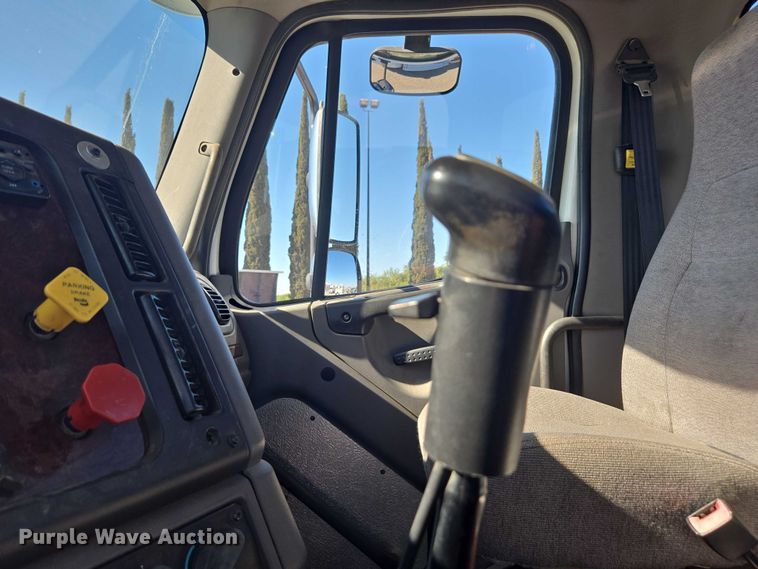 image for item DH8683 2013 Freightliner Business Class M2 semi truck