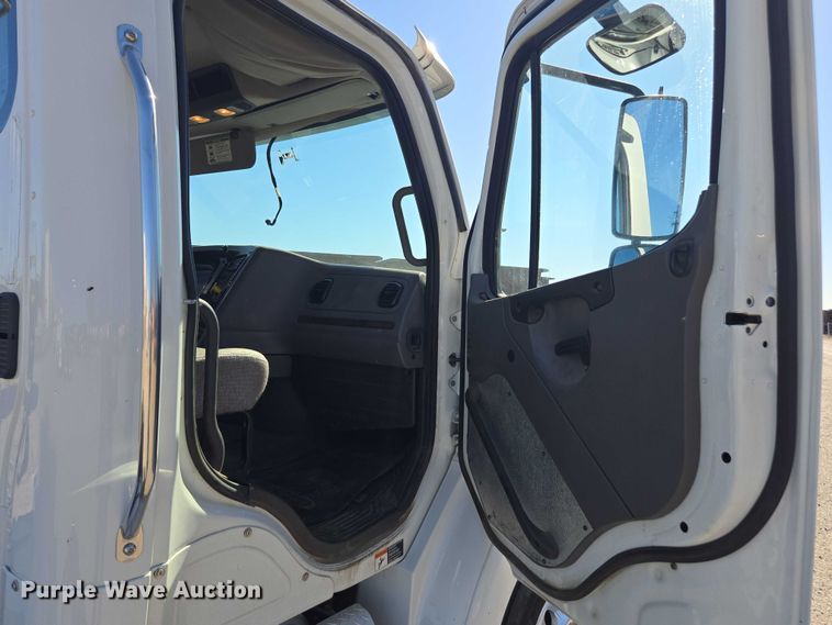 image for item DH8683 2013 Freightliner Business Class M2 semi truck