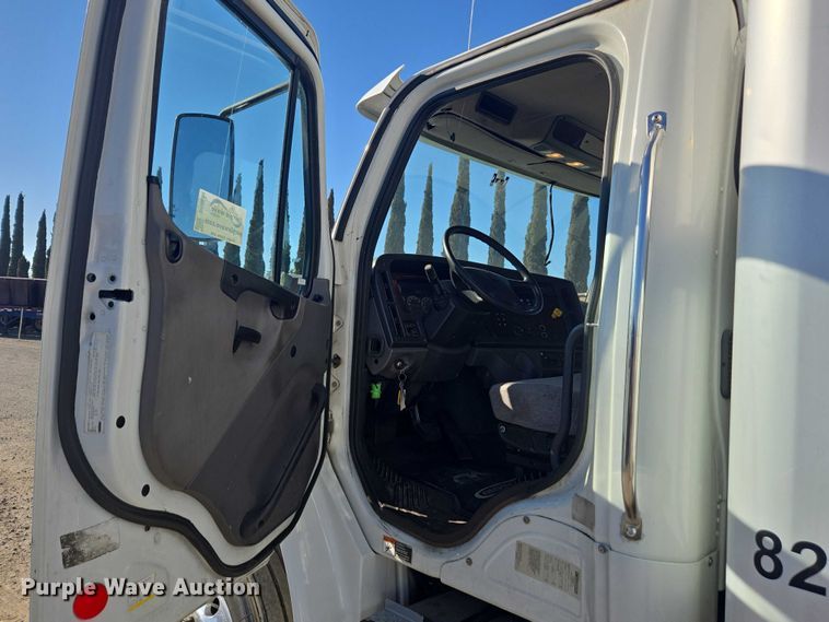 image for item DH8684 2014 Freightliner Business Class M2 box truck