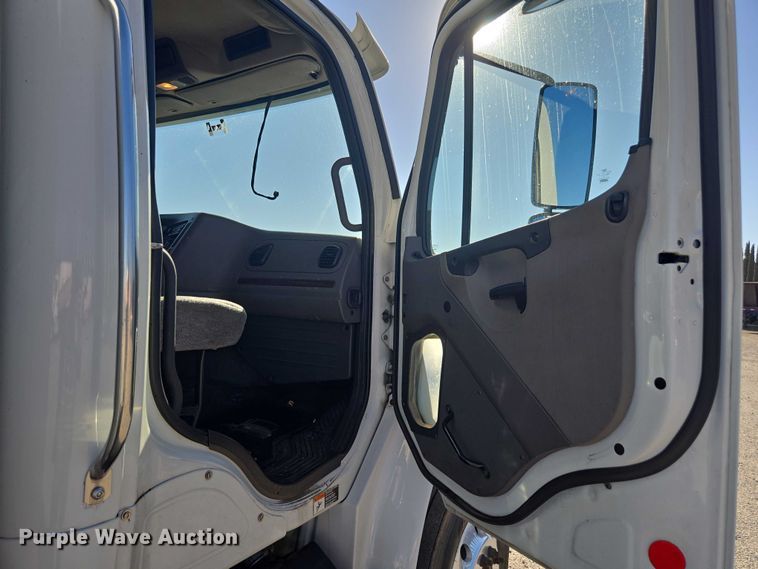 image for item DH8684 2014 Freightliner Business Class M2 box truck