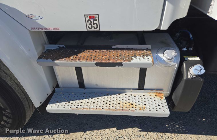 image for item DH8685 2013 Freightliner Business Class M2 box truck