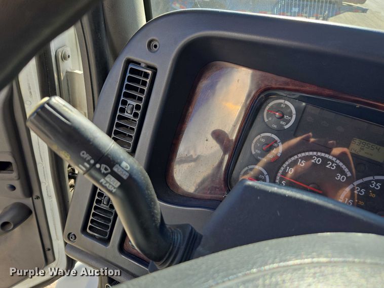 image for item DH8685 2013 Freightliner Business Class M2 box truck