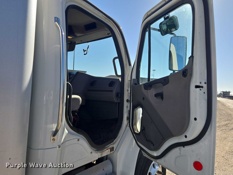 image for item DH8685 2013 Freightliner Business Class M2 box truck