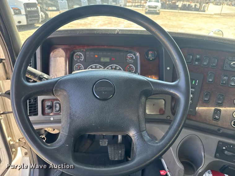 image for item DH8686 2014 Freightliner Business Class M2 box truck