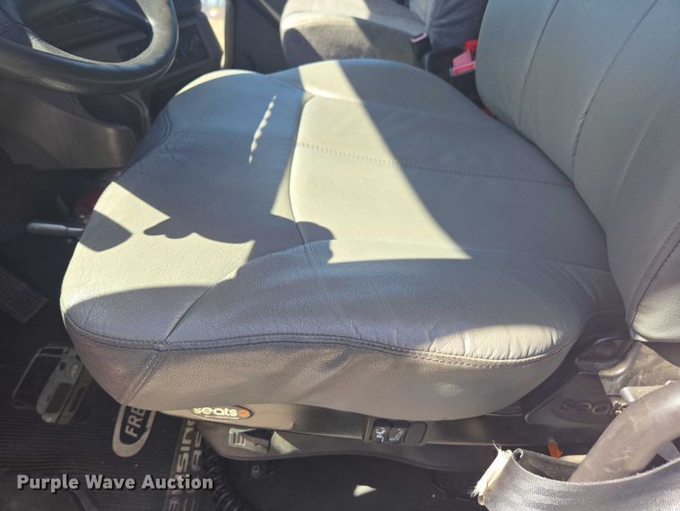 image for item DH8687 2013 Freightliner Business Class M2 box truck