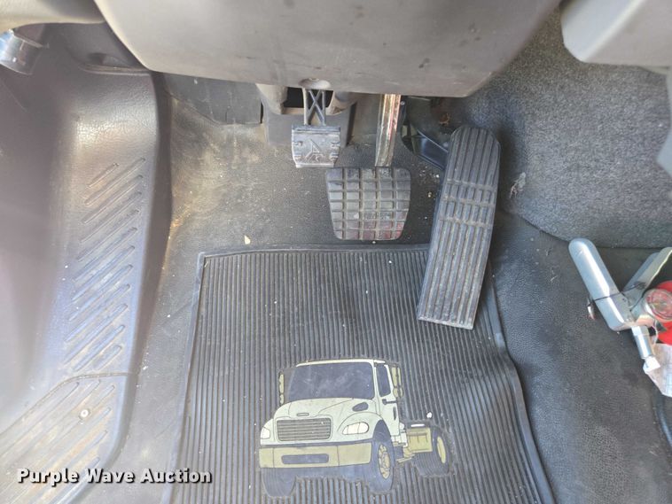 image for item DH8687 2013 Freightliner Business Class M2 box truck