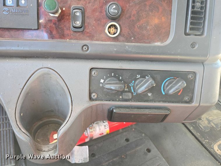 image for item DH8687 2013 Freightliner Business Class M2 box truck