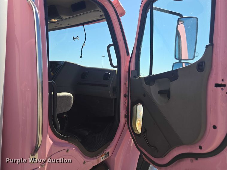 image for item DH8687 2013 Freightliner Business Class M2 box truck