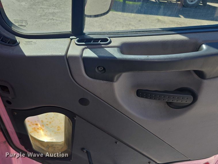 image for item DH8687 2013 Freightliner Business Class M2 box truck