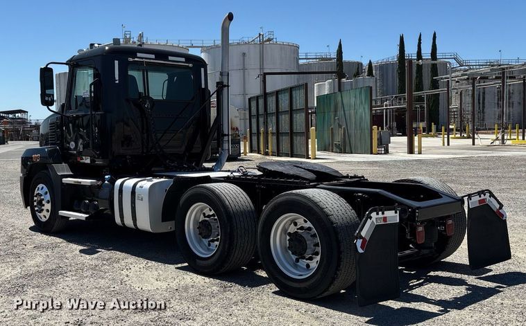 image for item DH8688 2020 Mack Anthem AN64T semi truck