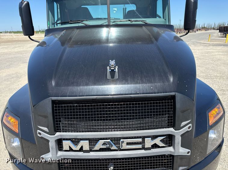 image for item DH8688 2020 Mack Anthem AN64T semi truck
