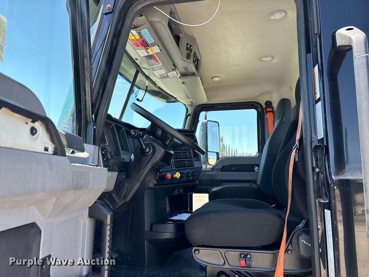 image for item DH8688 2020 Mack Anthem AN64T semi truck