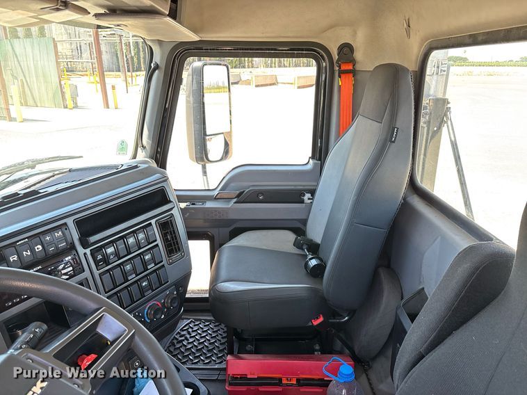 image for item DH8688 2020 Mack Anthem AN64T semi truck